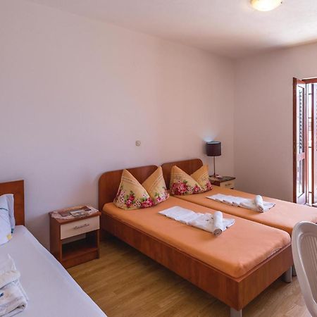 2 Bedroom Stunning Apartment In Makarska Exterior foto