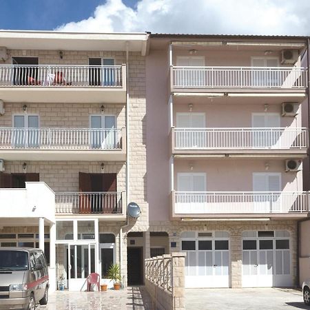 2 Bedroom Stunning Apartment In Makarska Exterior foto