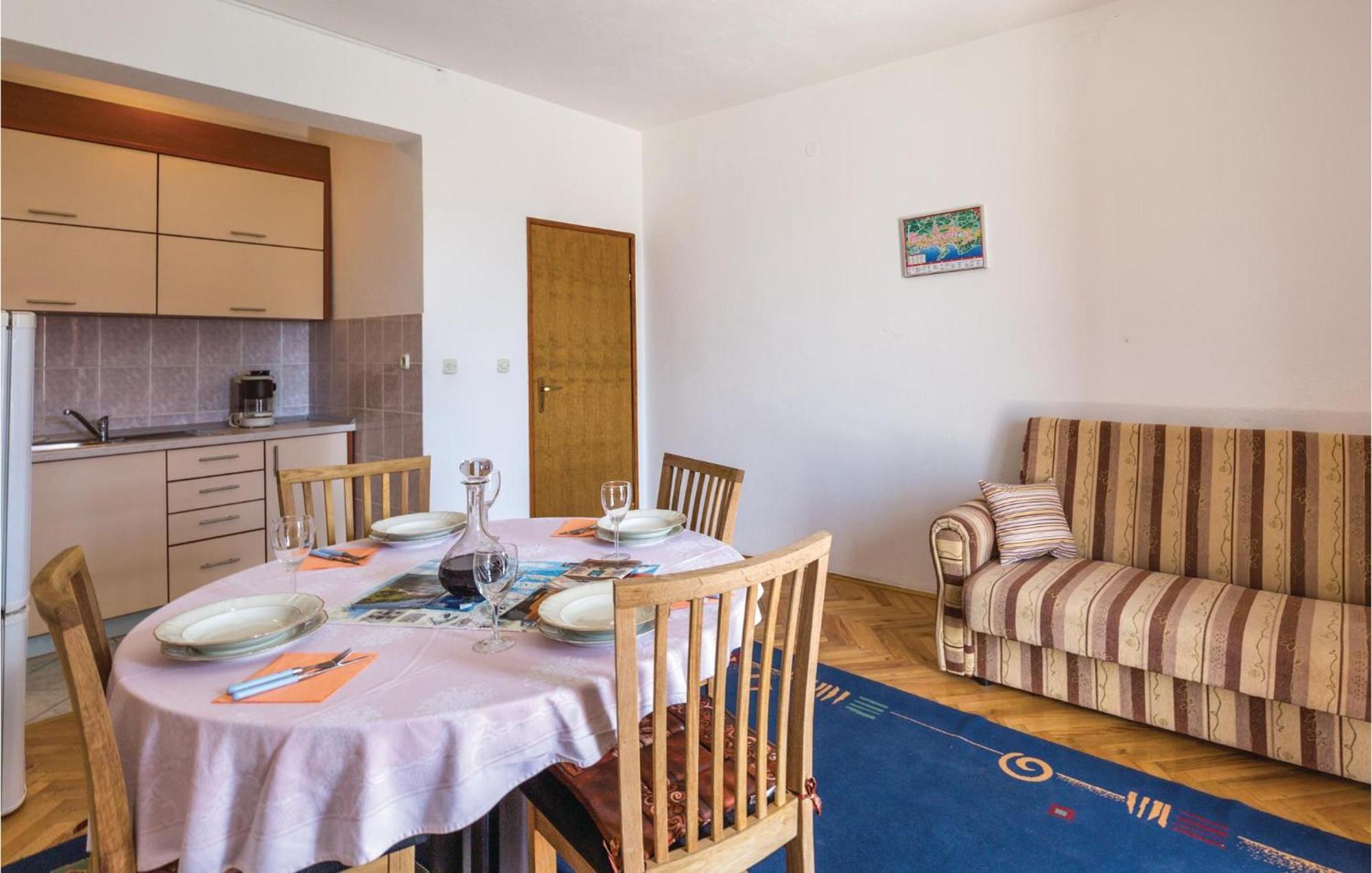 2 Bedroom Stunning Apartment In Makarska Exterior foto