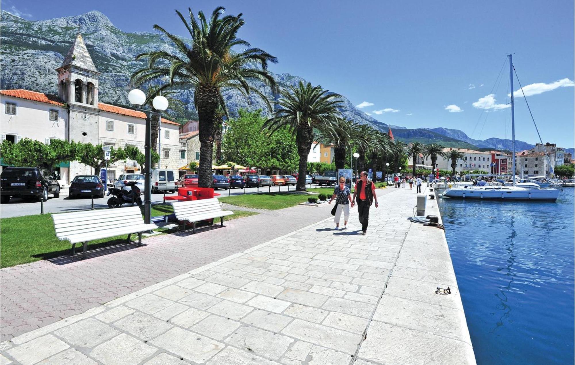 2 Bedroom Stunning Apartment In Makarska Exterior foto