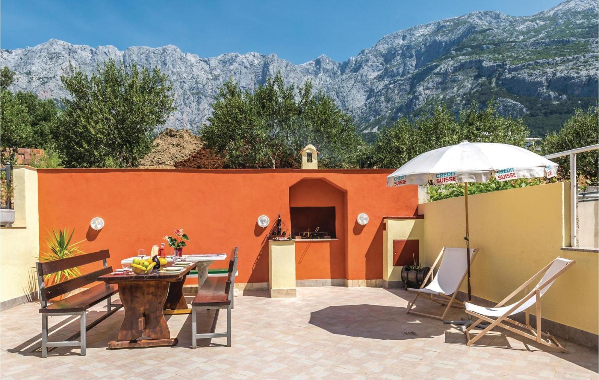 2 Bedroom Stunning Apartment In Makarska Exterior foto