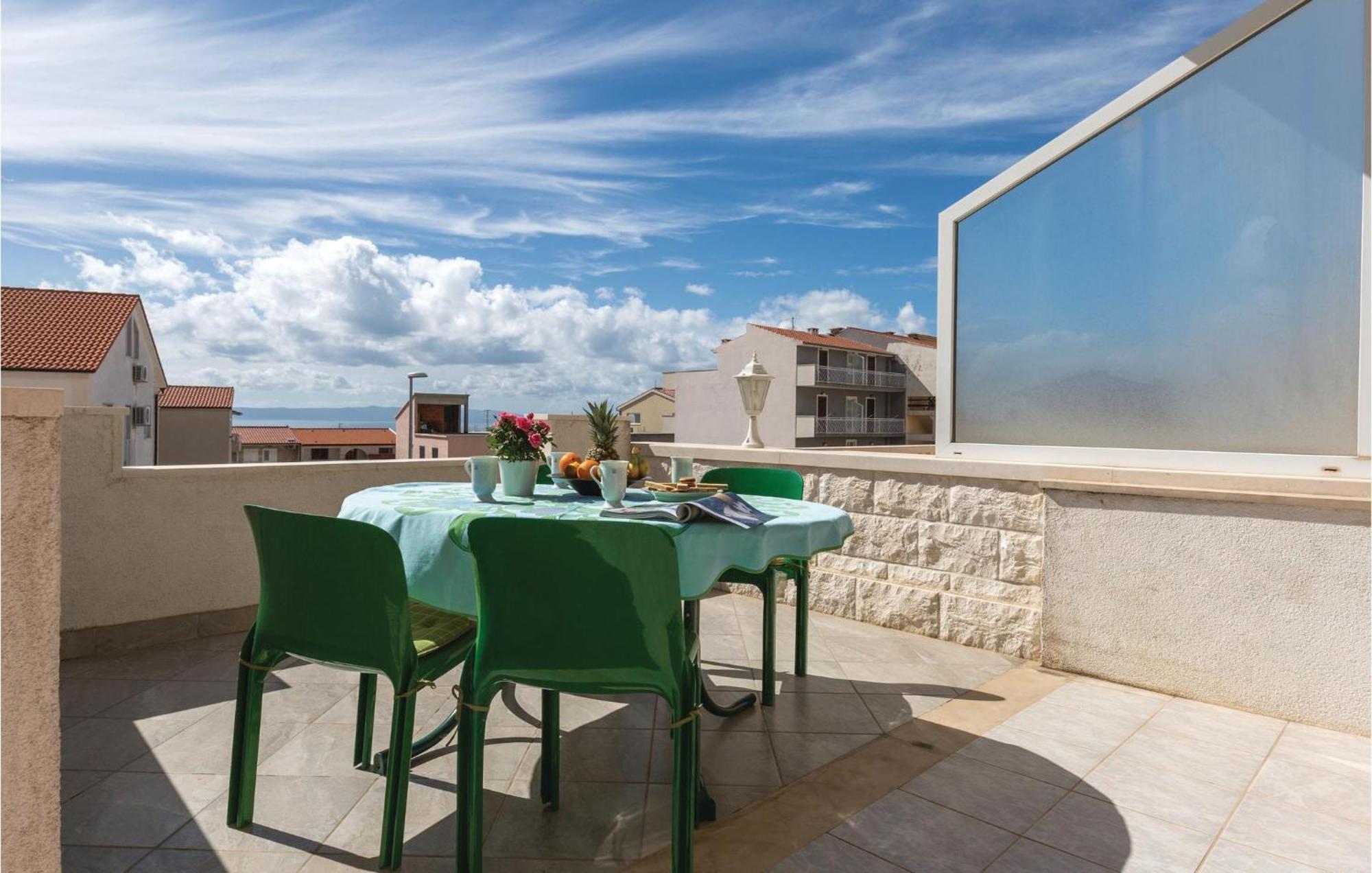 2 Bedroom Stunning Apartment In Makarska Exterior foto